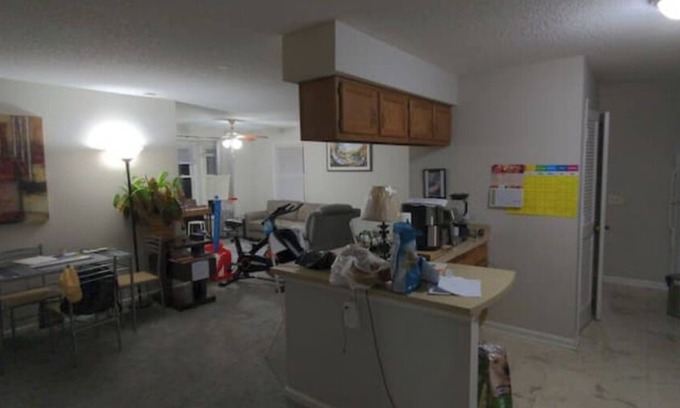 Charlotte Condominio | Located across shopping center, close to downtownnwith bathroom n