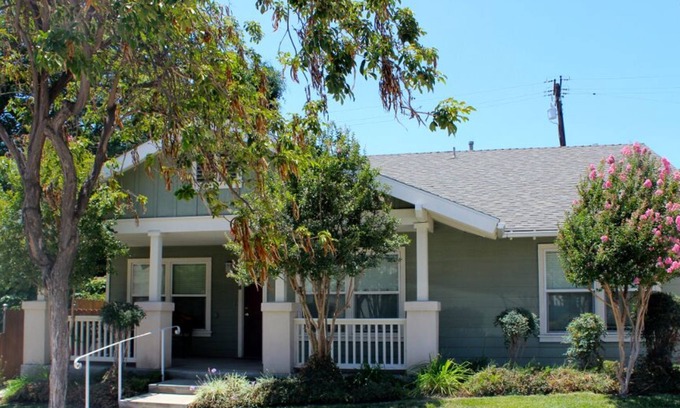Whittier Casa | Located between Disneyland & Hollywood/Universal Studios