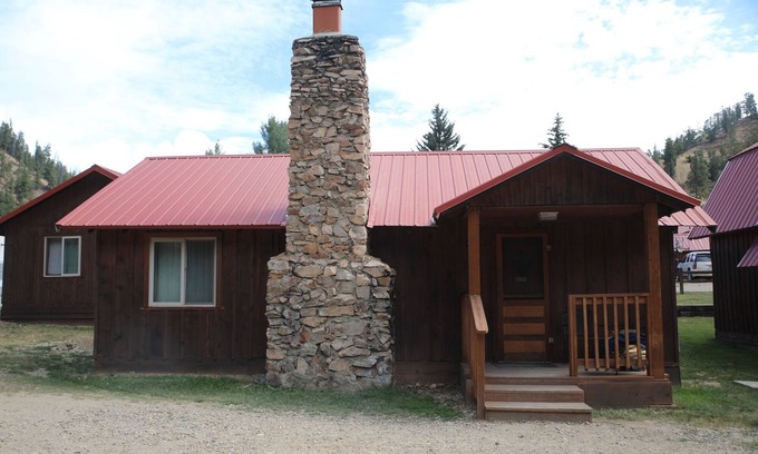 Red River Cabina | Located by the River and facing the mountains