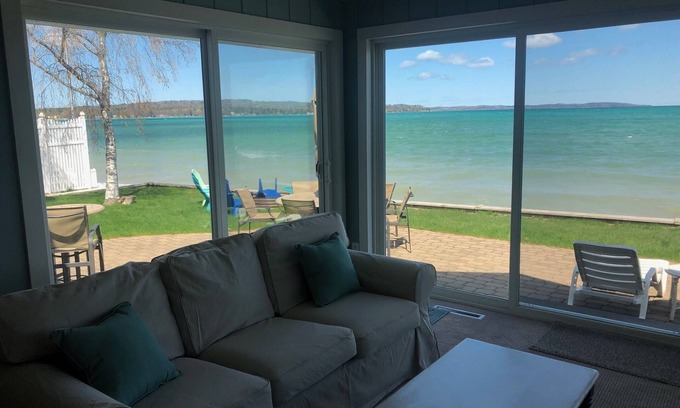 Traverse City Casa | Ubicado directamente en East Grand Traverse Bay con playa privada