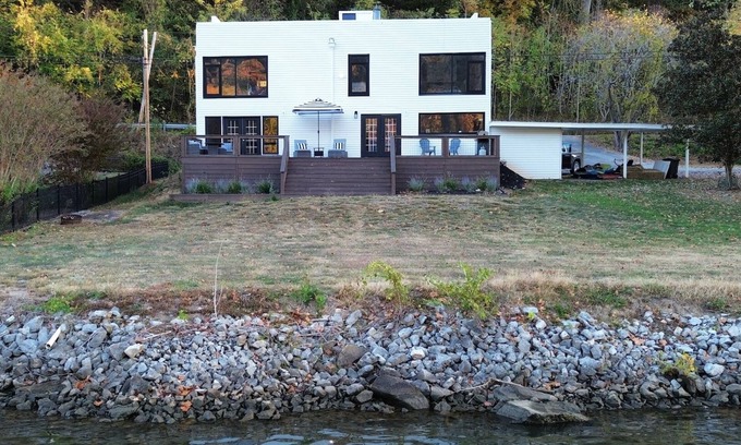 Chattanooga Casa | Located directly on the Tennessee River and minutes from downtown Chattanooga!