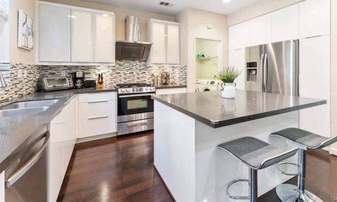 Fontana Condominio | Located in 91739 Rancho Cucamonga*Gated*Suite 👇stairs*Monthly*讲中文
