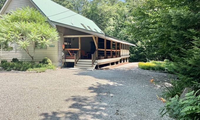 Bridgton Chalet De Esquí | Located in desirable Knights Hill Association on Moose Pond in Bridgton