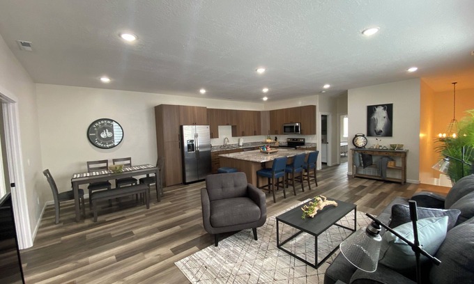 Evanston Apartamento | Located in Downtown Evanston, Walking distance to food, shops, and Train Depot.
