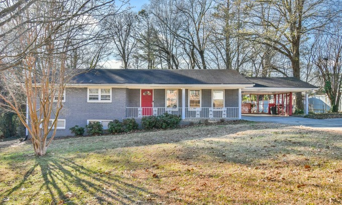 Marietta Casa | Located in East Cobb near Battery and East Cobb Sports Complex and near city.