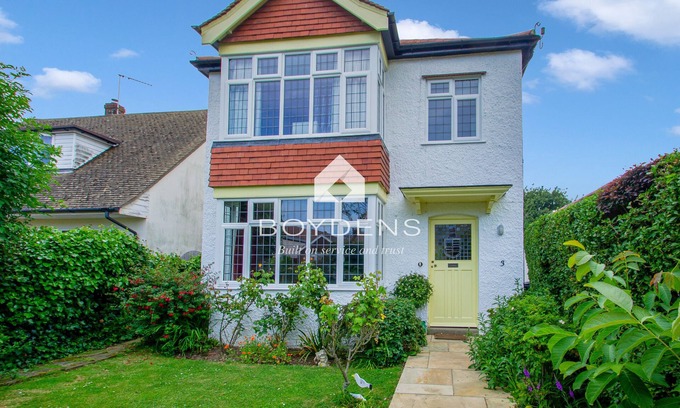 Frinton-on-Sea Casa | Located in one of the popular Frinton Avenues within walking distance of shops, cafes and beaches
