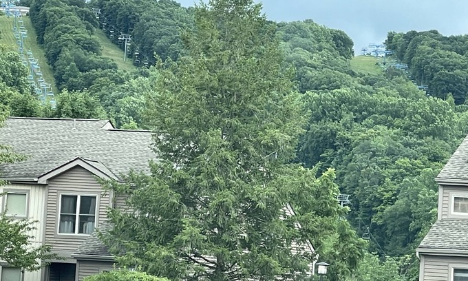 East Stroudsburg Casa | Located in safe private community with free parking and beautiful mountain view
