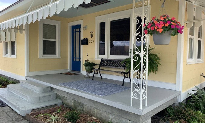 Breaux Bridge Casa | Located in the heart of Breaux Bridge historic district, perfect for all events.