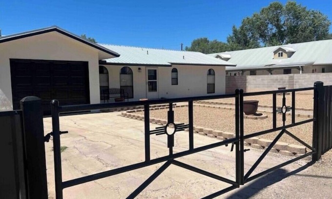 West Old Town Casa | Located in the heart of Albuquerque. Close to old town, easy access to I 40.