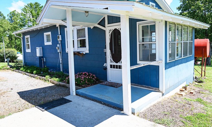 Brasstown Casa | Located in the Heart of Brasstown, walk to the John C Campbell Folk School and The Crown Restaurant