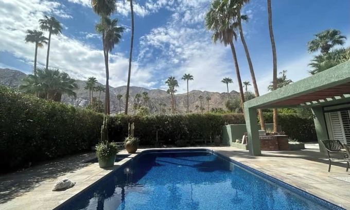 Vista Las Palmas Casa | Located in the iconic Old Las Palmas neighborhood of Palm Springs.