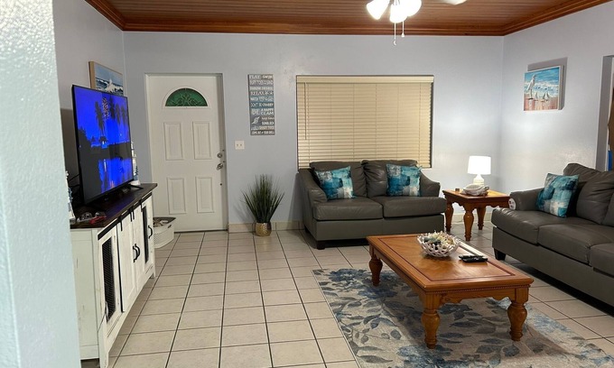 Lubbers Quarters Cay Apartamento | Located in the quiet neighborhood of Little Orchard in Marsh Harbour. 2bed 2bath