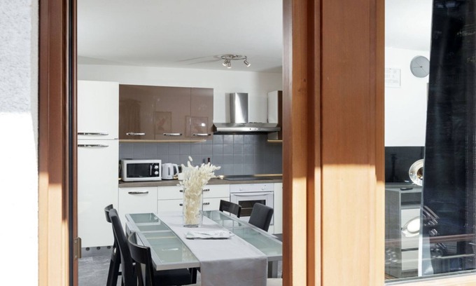 Valtournenche Chalet De Esquí | Located in the town center with ski deposit in front of ski bus.