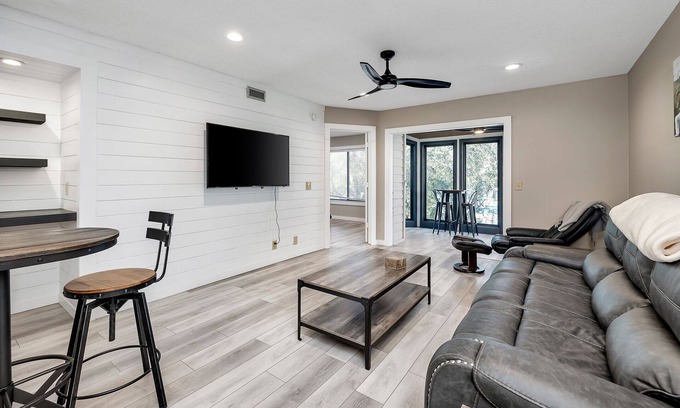 St. Simons Island Condominio | Located in Sea Palms West. Convenient to all the island has to offer.