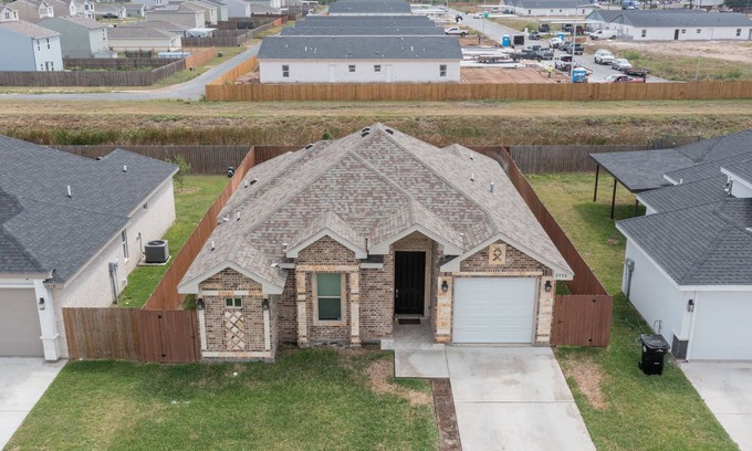 Weslaco Casa | Located in Weslaco 3 Bedroom and 2 Bathroom