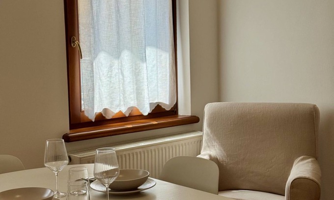 Belluno Apartamento | Located just behind Piazza delle Erbe, in the very heart of Belluno’s historic center, this one-bedroom apartment is only steps away from the pedestrian area and the ZTL. You can enjoy local markets, restaurants, and cafés while experiencing the warm