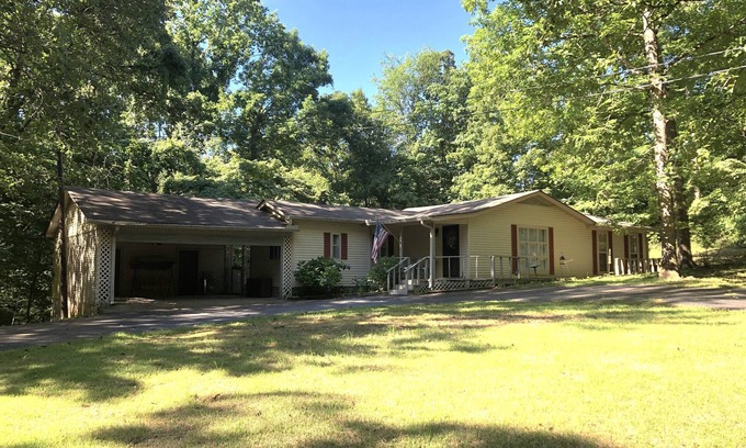 Counce Casa | Located near area restaurants, shopping, boat ramps and boat rentals