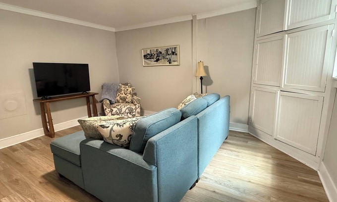 Athens Cabaña | Located near UGA, Normaltown, & Downtown Athens. Charming 2-bed cottage w/AC.