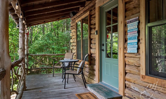 Eureka Springs Cabina | Located on a 10 acre wooded hillside