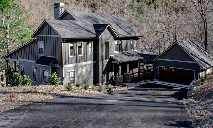 Tuckasegee Casa | Located on Bear Lake in Tuckasegee, NC. A scenic getaway for your family event!