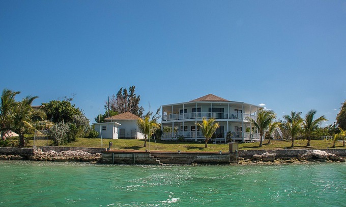 Andros Town Casa | Ubicado en Fresh Creek, ideal para la pesca de huesos, el esnórquel y la aventura.
