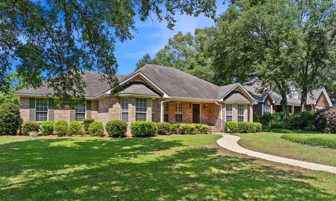 Fairhope Casa | Located on Golf Course - Entire 3 Bed House with Screened in Patio