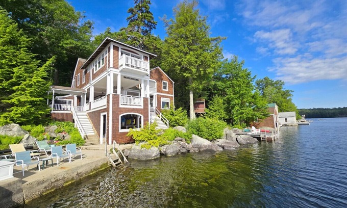 Sunapee Casa | Located on Historic Lake Avenue