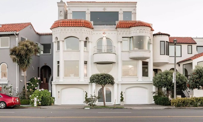 Marina District Casa | Espectacular, moderna casa frente a la bahía en Marina Blvd