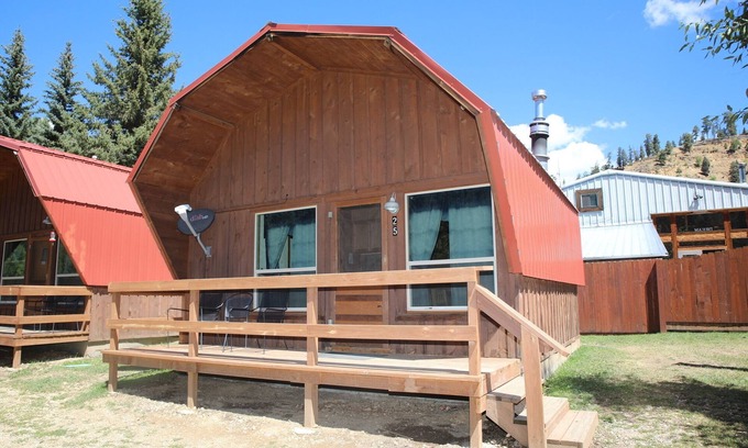 Red River Cabina | Located on our Private Fishing Pond