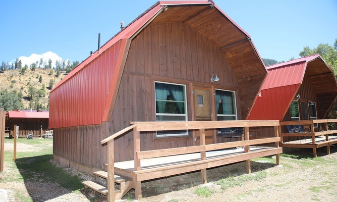 Red River Cabina | Located on our Private Fishing Pond