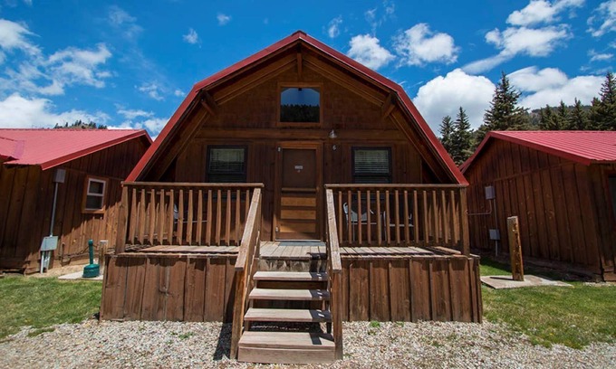Red River Cabina | Located on the river, facing the Mountains