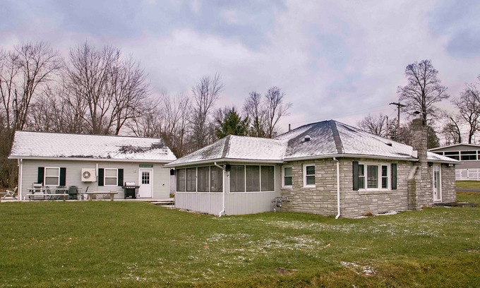 Dundee Cabina | Located on Waneta Lake in the Sylvan Beach Association.