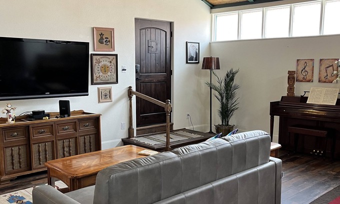 West Old Town Casa | Located within in Old Town Albuquerque Walking Distance to shops and museums