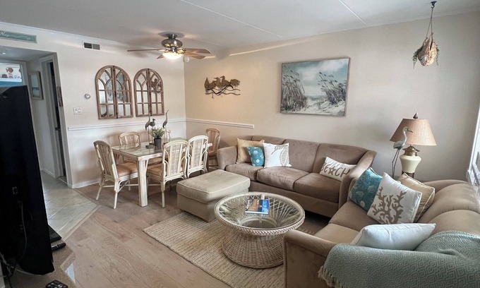 Admiral Estates Condominio | Location! 1/2 block to Cape May Beach! Pool, parking, grills, family friendly