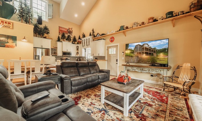 Gatlinburg Chalet De Esquí | LOCATION! 1/2 mile to downtown, 5 bdrs & hot tub