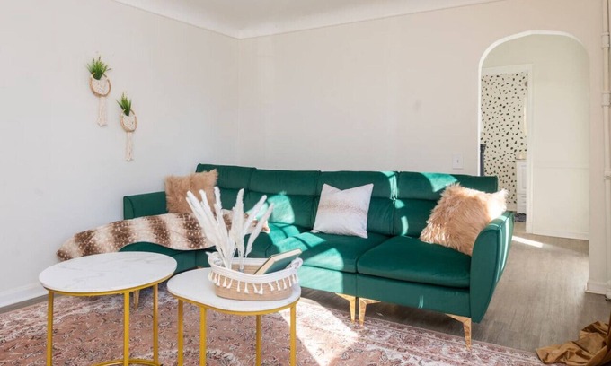 Ann Arbor Casa | ~Location~ 3 Min to UOFM: Cozy Retro Art Deco Home