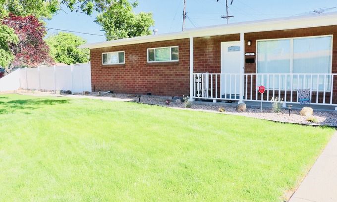 Rose Park Casa | ¡Ubicación! 7 min al centro / centro de convenciones / aeropuerto. Barrio tranquilo.
