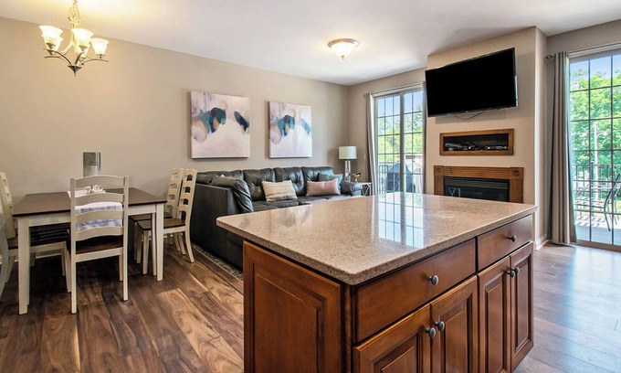Notre Dame Casa | Location! Beautiful Townhome- Only 2 blocks to Notre Dame-sleep 10