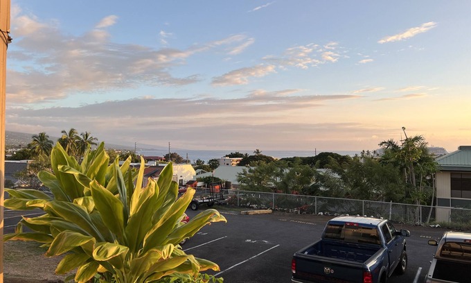 Historic Kailua Village Condominio | Location! Location! Location! Walk to beach and downtown Kailua-Kona