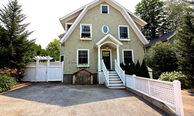 Hillcrest Casa | LOCATION! LOCATION! LOCATION! Elegant Acorn Cottage Awaits!