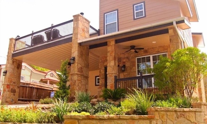 Central East Austin Casa | La mejor ubicación en Austin! Gran casa, capacidad para 10, 4 camas / 5Bath, enorme balcón con
