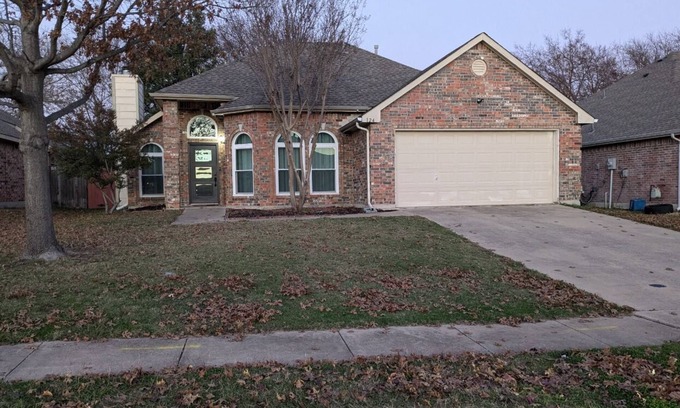 Elmo Casa | Location! Location! Rare find. Three bedroom two bath house located in Rockwall.