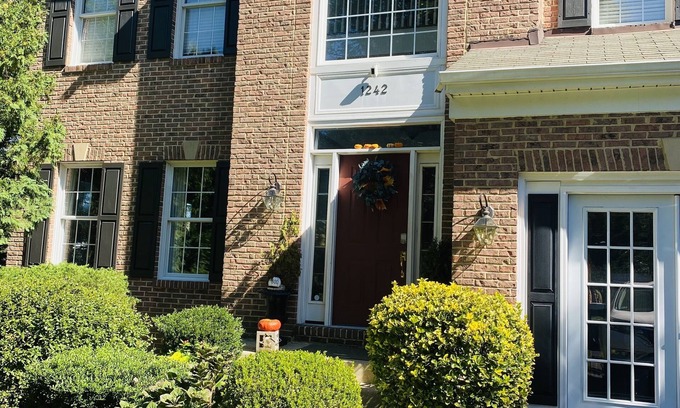 Belle Haven Casa | Location Location, spacious 5Br 4 bath house in oldtown w/hot tub & firepit.