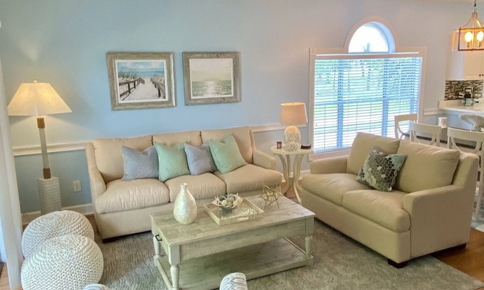Central Myrtle Beach Condominio | Location, Location.. On the Course & a 5 minute ride to the BEACH!