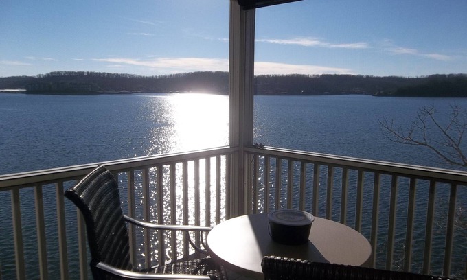 Lake Ozark Condominio | UBICACIÓN, UBICACIÓN !! ¡Qué vista tan impresionante! Complejo más pequeño, ¡NOCHE GRATIS!