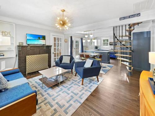 Riverland Terrace Casa | Location! Minutes to Downtown and Folly Beach