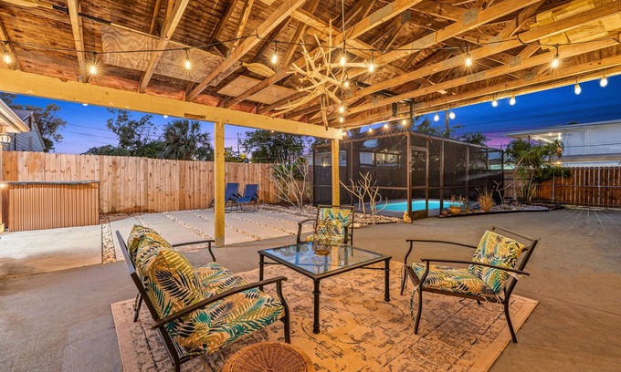 North East Park Casa | Location! Minutes from downtown St Pete, MCM Pool Home Walk to Everything