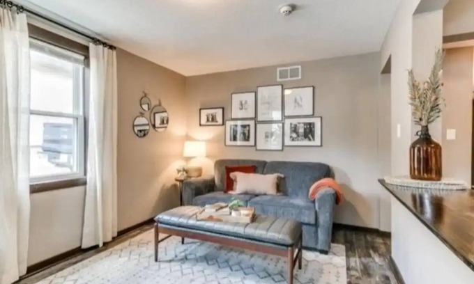 Des Moines Condominio | Location! This 2BR is Located perfectly 5 min from downtown and Ingersoll Ave.