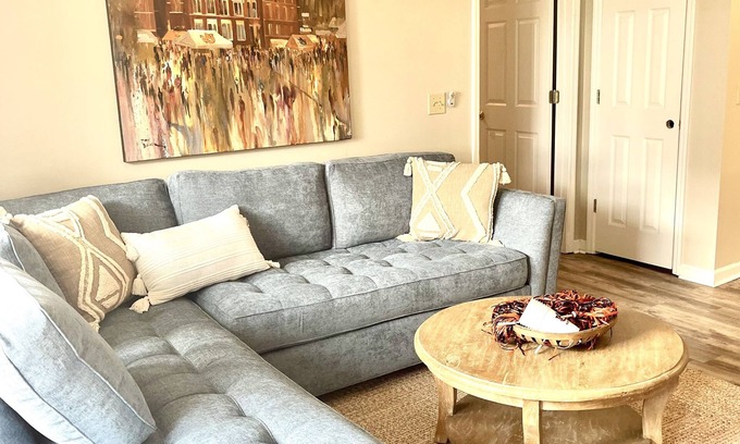 Auburn Condominio | LOCATION! | Walk to Stadium and Toomer’s | Cozy 4BR Condo in the Heart of Auburn