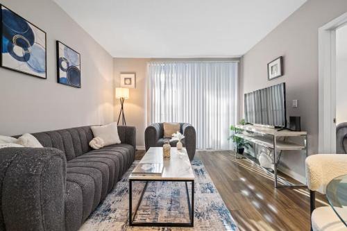 Downtown Apartamento | Location Walk to the beach Chic Condo!